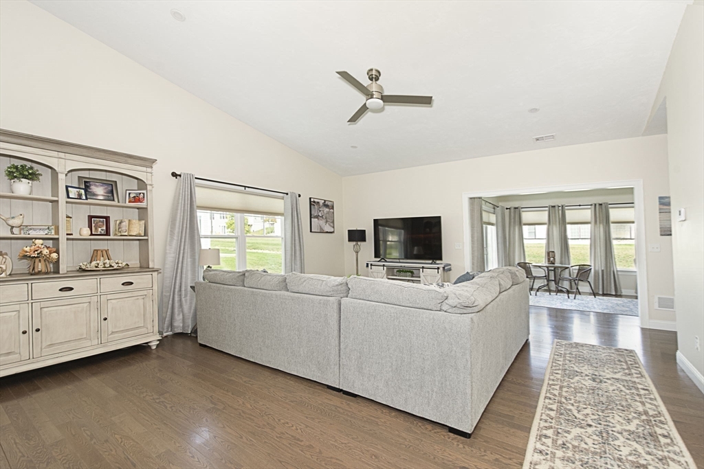 Millbury, Massachusetts 01527, United States, 2 Bedrooms Bedrooms, ,2 BathroomsBathrooms,Residential,Active,210356