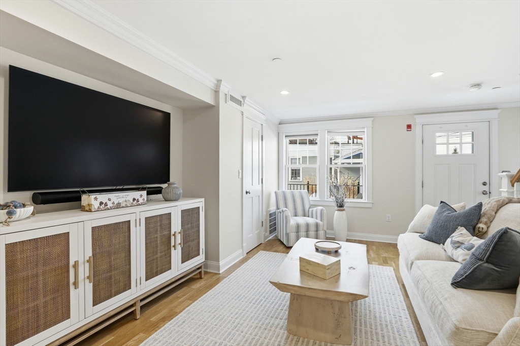 25 Howland St 2