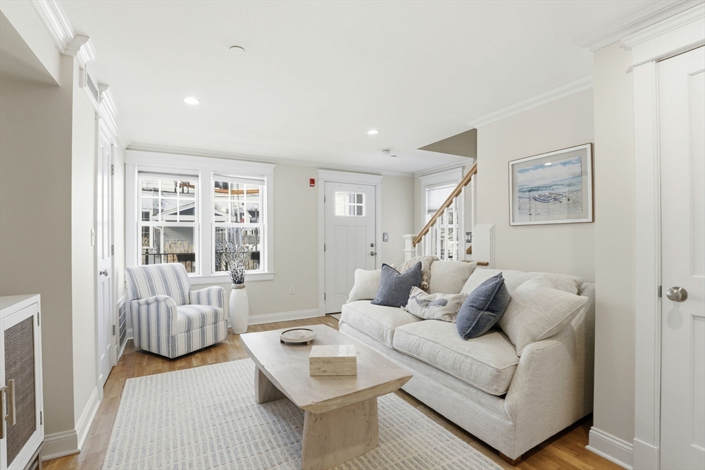 25 Howland St 2