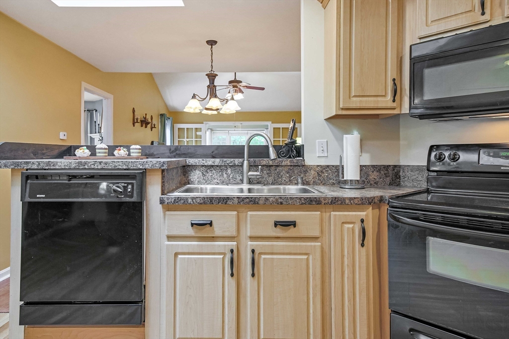 14 Hitchin Post Ln 14