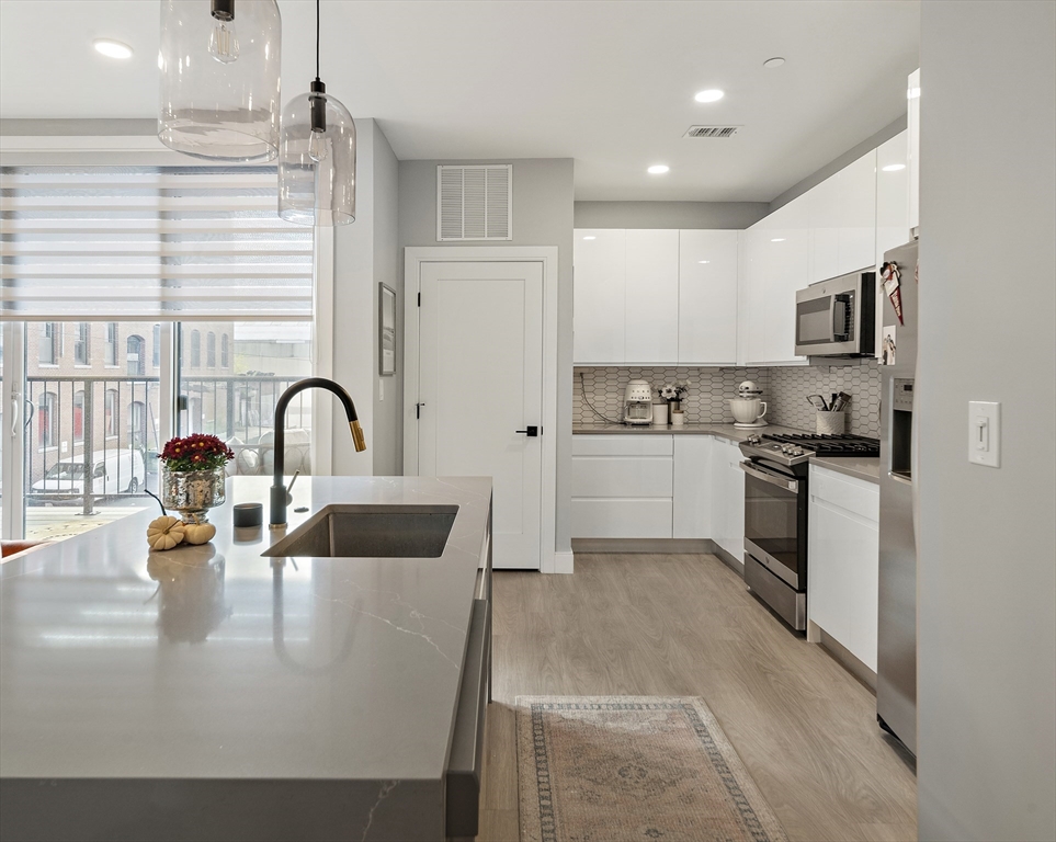 277 Border Street 204