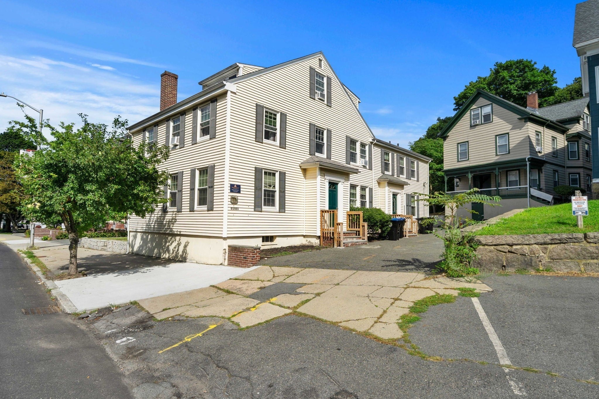 19 Essex St