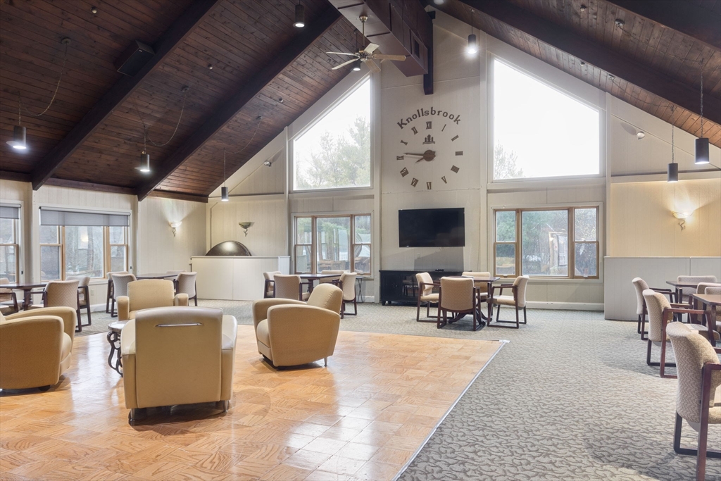 Stoughton, Massachusetts 02072, United States, 2 Bedrooms Bedrooms, ,2 BathroomsBathrooms,Residential,Contingent,105474