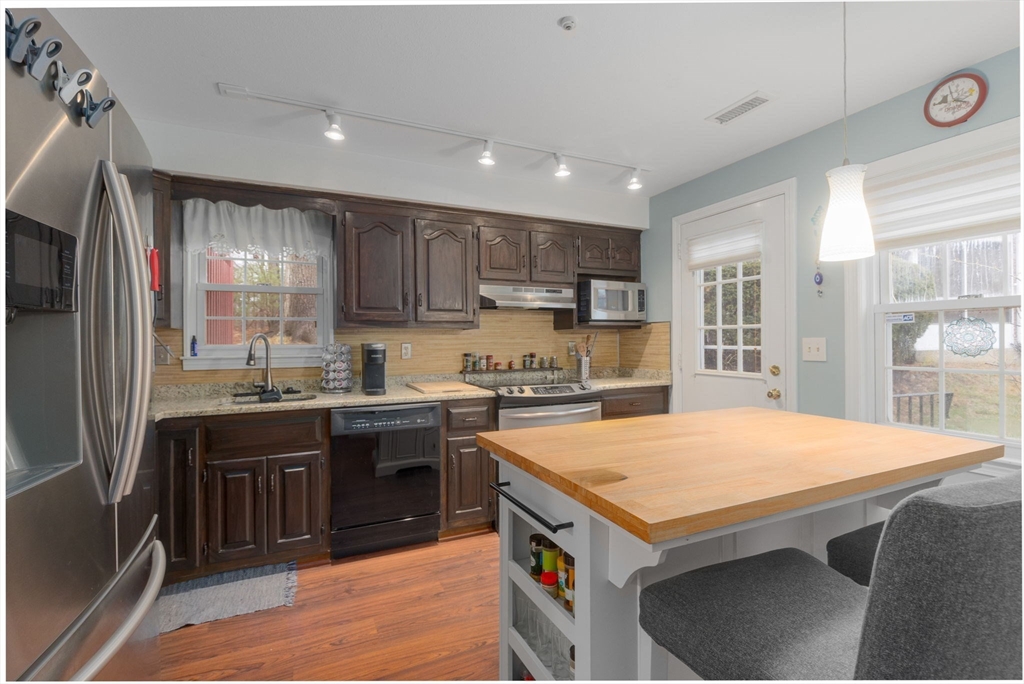 Stoughton, Massachusetts 02072, United States, 2 Bedrooms Bedrooms, ,2 BathroomsBathrooms,Residential,Contingent,105474