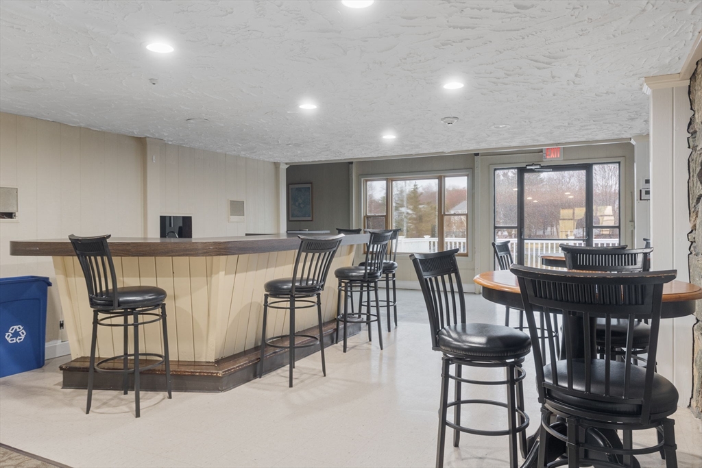 Stoughton, Massachusetts 02072, United States, 2 Bedrooms Bedrooms, ,2 BathroomsBathrooms,Residential,Contingent,105474