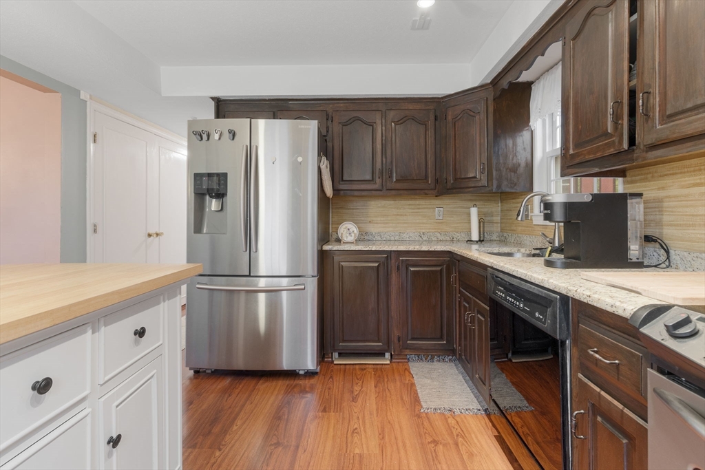 Stoughton, Massachusetts 02072, United States, 2 Bedrooms Bedrooms, ,2 BathroomsBathrooms,Residential,Contingent,105474