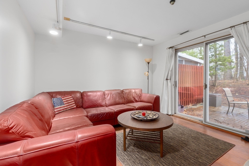 Stoughton, Massachusetts 02072, United States, 2 Bedrooms Bedrooms, ,2 BathroomsBathrooms,Residential,Contingent,105474