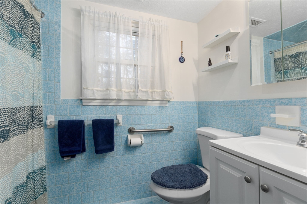 Stoughton, Massachusetts 02072, United States, 2 Bedrooms Bedrooms, ,2 BathroomsBathrooms,Residential,Contingent,105474