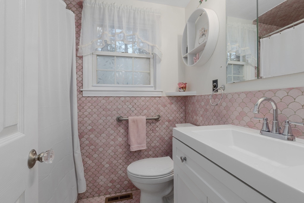 Stoughton, Massachusetts 02072, United States, 2 Bedrooms Bedrooms, ,2 BathroomsBathrooms,Residential,Contingent,105474