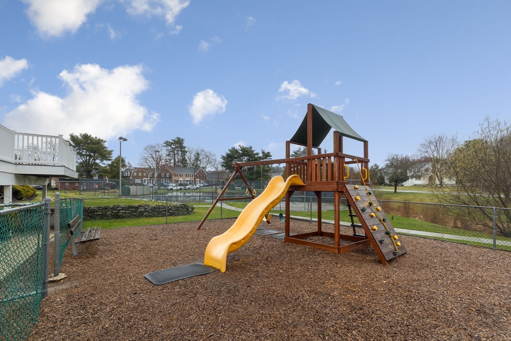 Stoughton, Massachusetts 02072, United States, 2 Bedrooms Bedrooms, ,2 BathroomsBathrooms,Residential,Contingent,105474