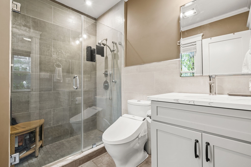 Watertown, Massachusetts 02472, United States, 2 Bedrooms Bedrooms, ,2 BathroomsBathrooms,Residential,Pending,125754