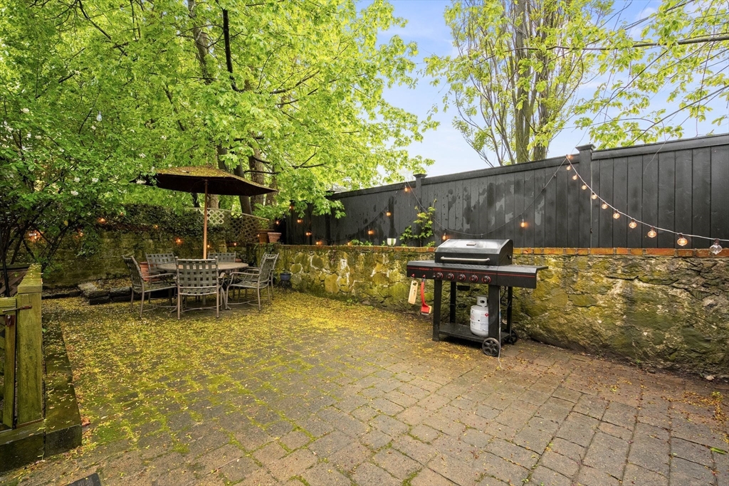 Watertown, Massachusetts 02472, United States, 2 Bedrooms Bedrooms, ,2 BathroomsBathrooms,Residential,Pending,125754