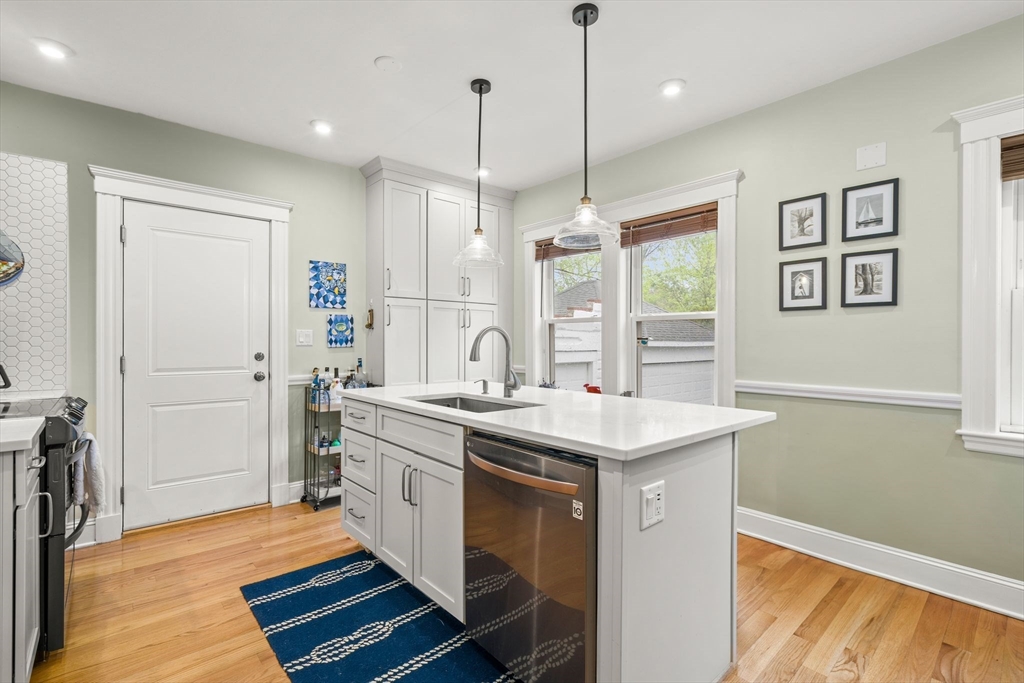 Watertown, Massachusetts 02472, United States, 2 Bedrooms Bedrooms, ,2 BathroomsBathrooms,Residential,Pending,125754