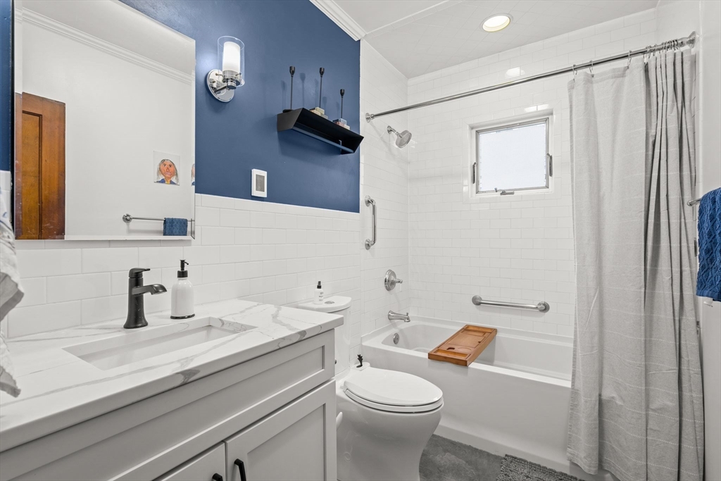 Watertown, Massachusetts 02472, United States, 2 Bedrooms Bedrooms, ,2 BathroomsBathrooms,Residential,Pending,125754