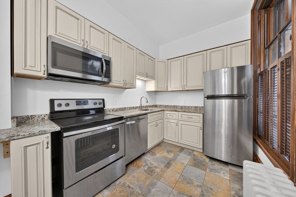 533 Locust St #3, Fall River, MA Photo #9