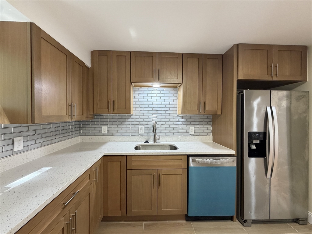 Click for 487 Lowell Ave #2, Newton, MA slideshow