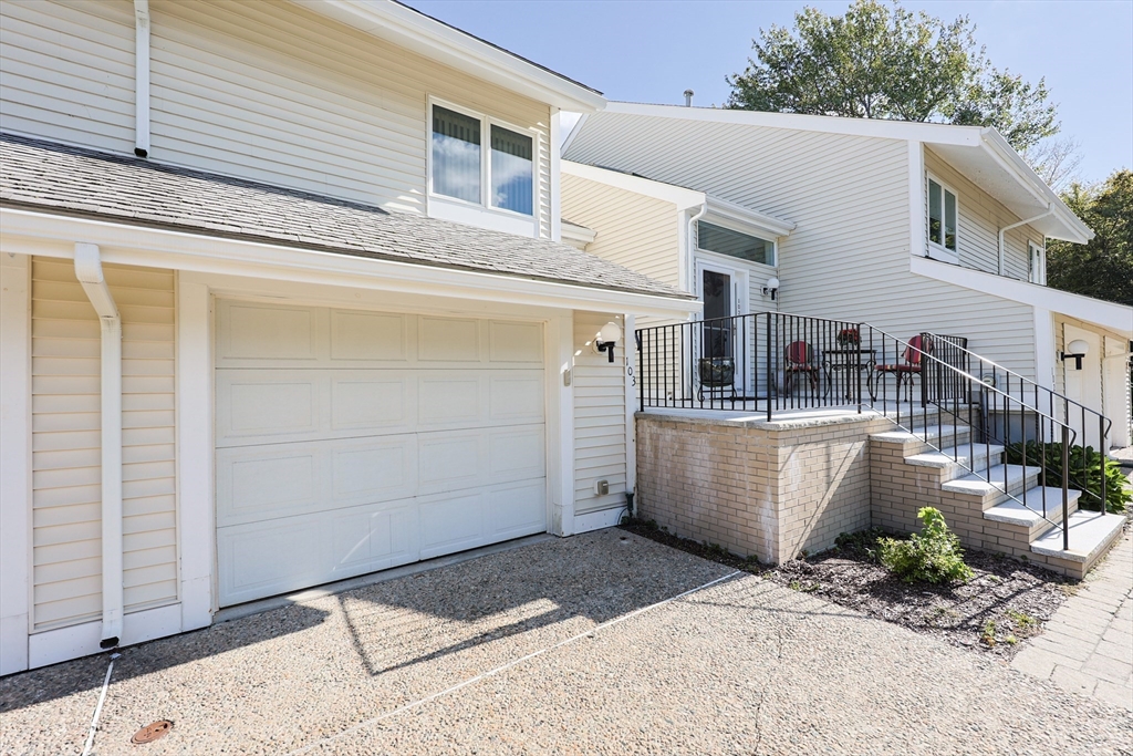 103 Centre Ln 103