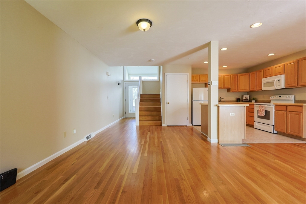 103 Centre Ln 103