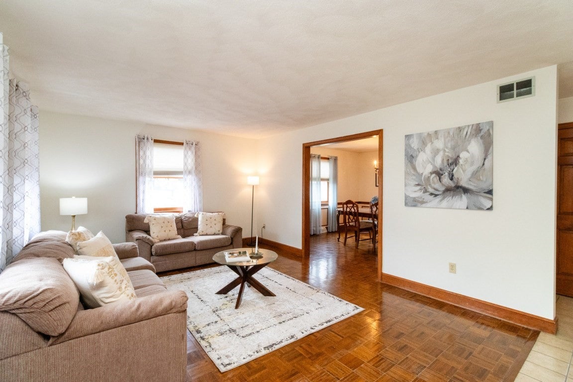 2 Mccarthy Dr, Burlington, MA Photo #10