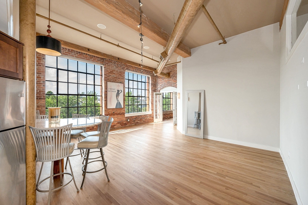 491 Dutton St 409