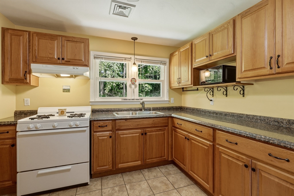 16 Saybrook Cir, South Hadley, MA, 16 Saybrook Cir, South Hadley, MA Photo #7