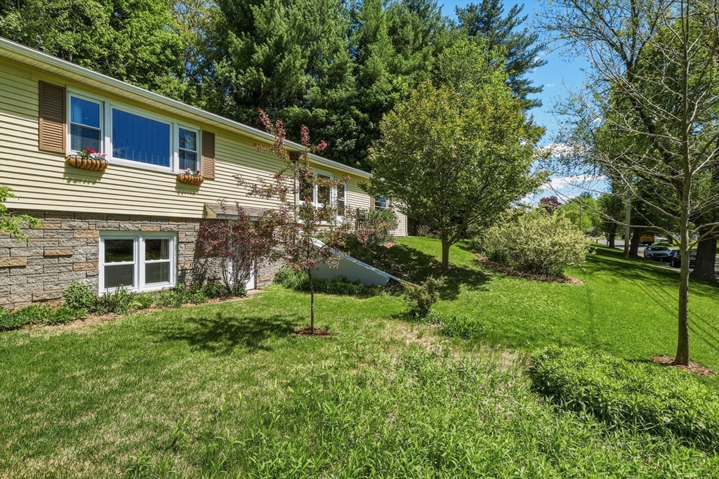 Photo of 16 Saybrook Cir, South Hadley, MA