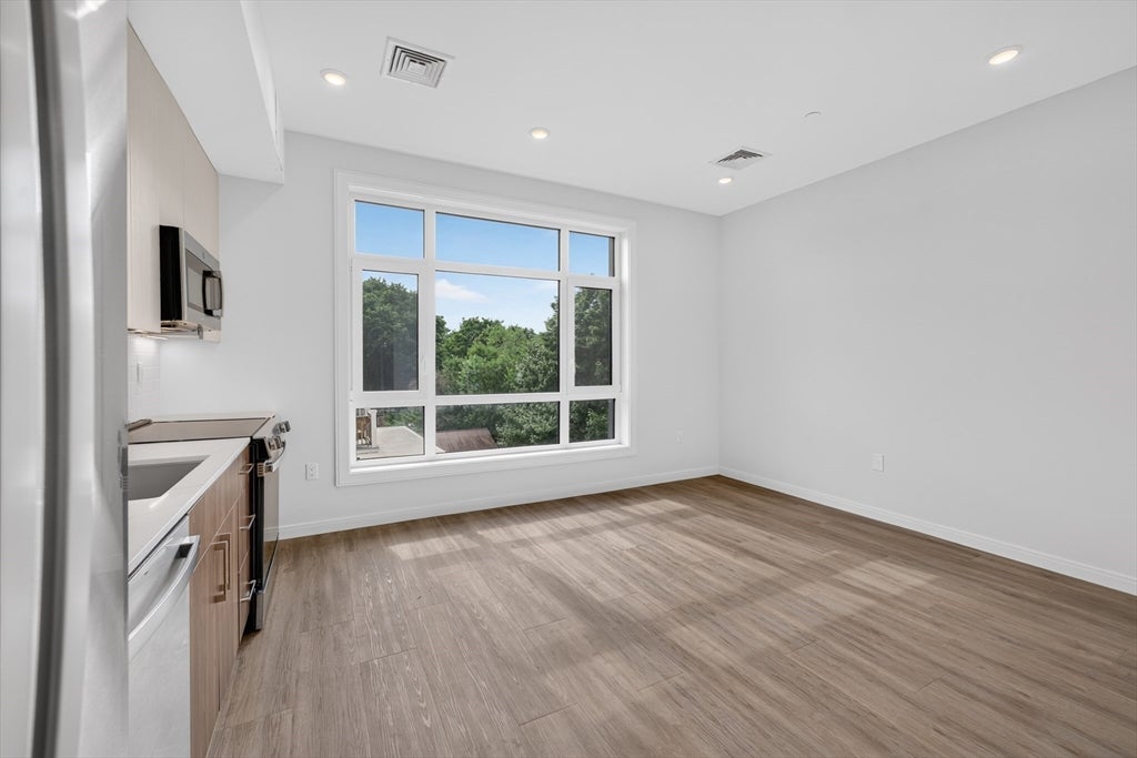 13 Warwick St 303