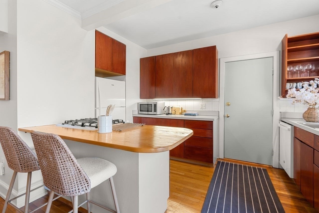 41 Linnaean St #43, Cambridge, MA Photo #9