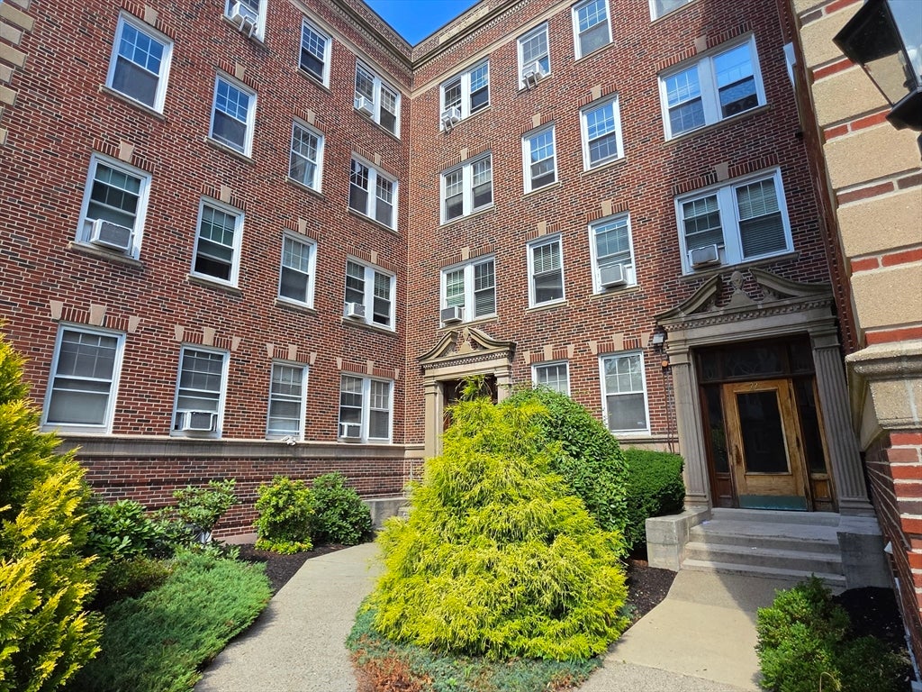 22 Concord Avenue 11, Cambridge MA 02138