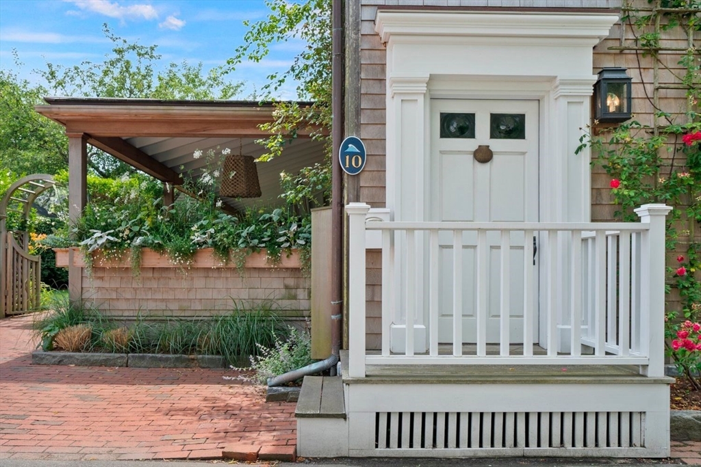 10 Lyon St _