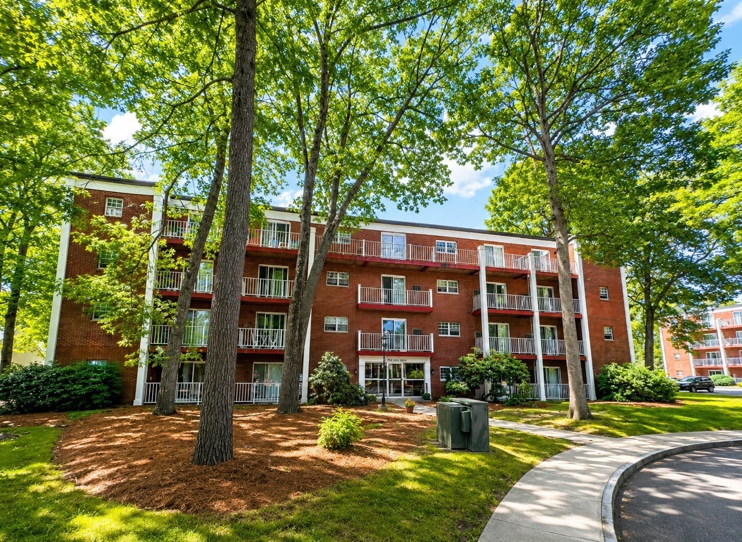 55 Greentree Ln