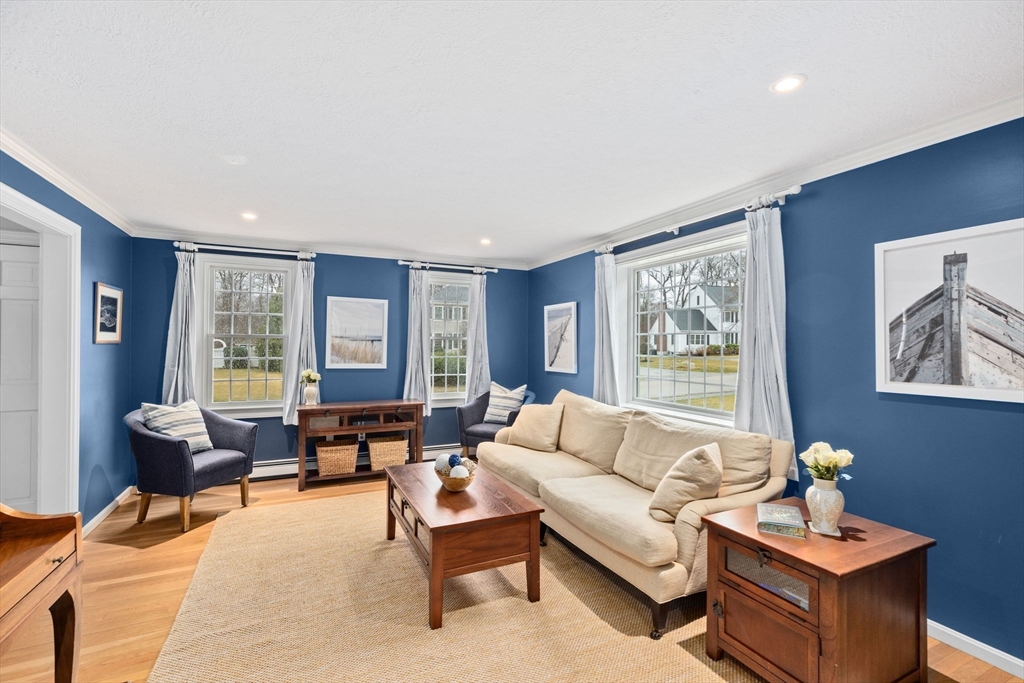 9 Windward Ln