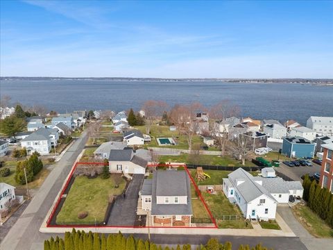 25 Winward St Fall River MA 02724