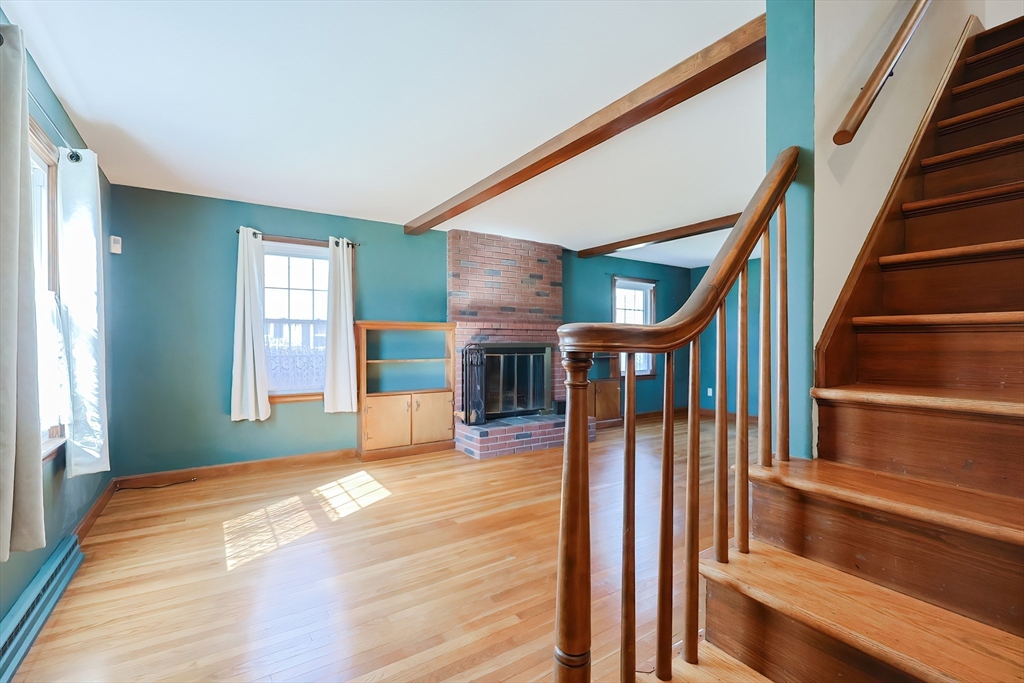 Attleboro, Massachusetts 02703, United States, 4 Bedrooms Bedrooms, ,2 BathroomsBathrooms,Residential,Active,96439