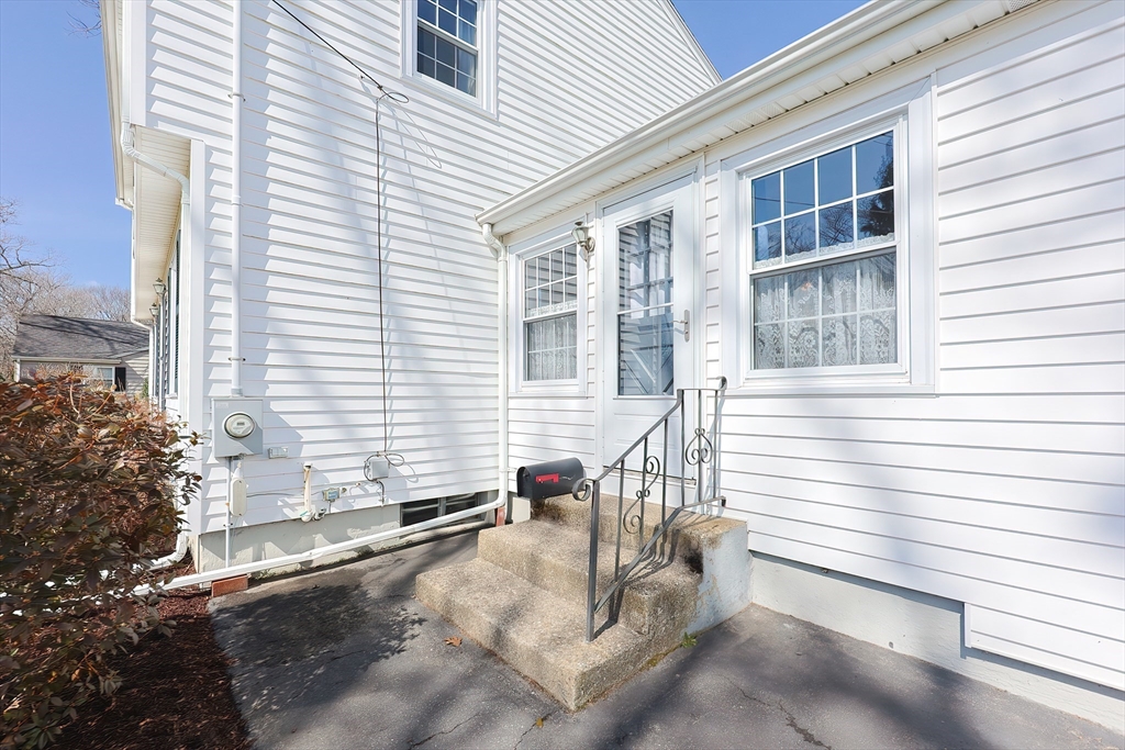 Attleboro, Massachusetts 02703, United States, 4 Bedrooms Bedrooms, ,2 BathroomsBathrooms,Residential,Active,96439