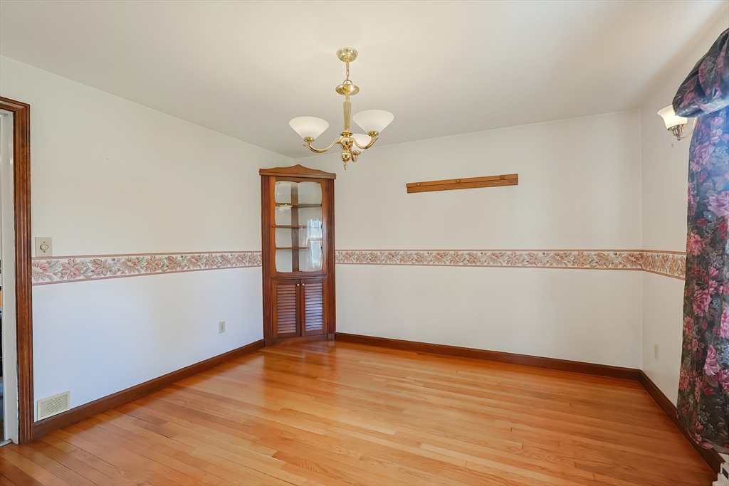 Attleboro, Massachusetts 02703, United States, 4 Bedrooms Bedrooms, ,2 BathroomsBathrooms,Residential,Active,96439