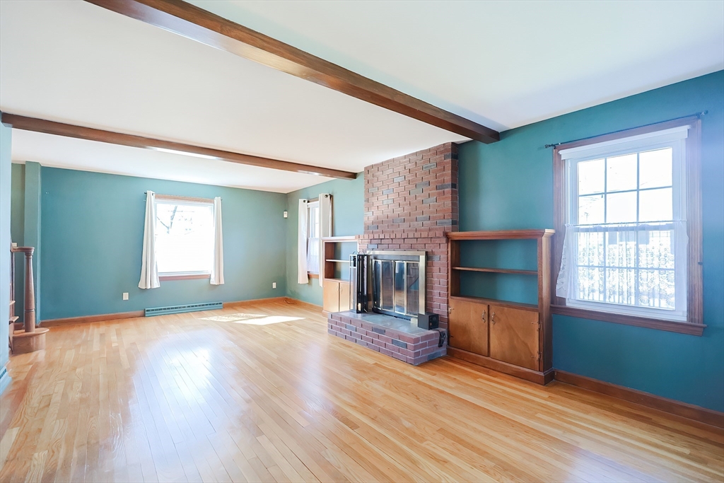 Attleboro, Massachusetts 02703, United States, 4 Bedrooms Bedrooms, ,2 BathroomsBathrooms,Residential,Active,96439