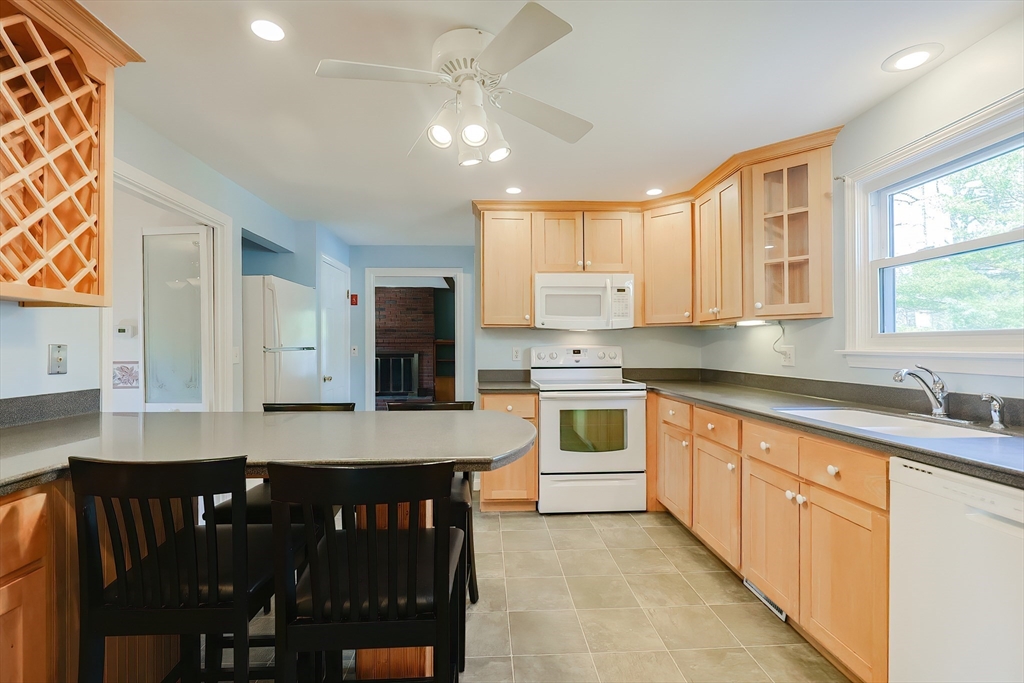 Attleboro, Massachusetts 02703, United States, 4 Bedrooms Bedrooms, ,2 BathroomsBathrooms,Residential,Active,96439