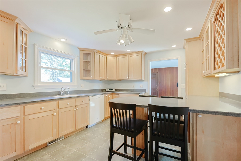 Attleboro, Massachusetts 02703, United States, 4 Bedrooms Bedrooms, ,2 BathroomsBathrooms,Residential,Active,96439