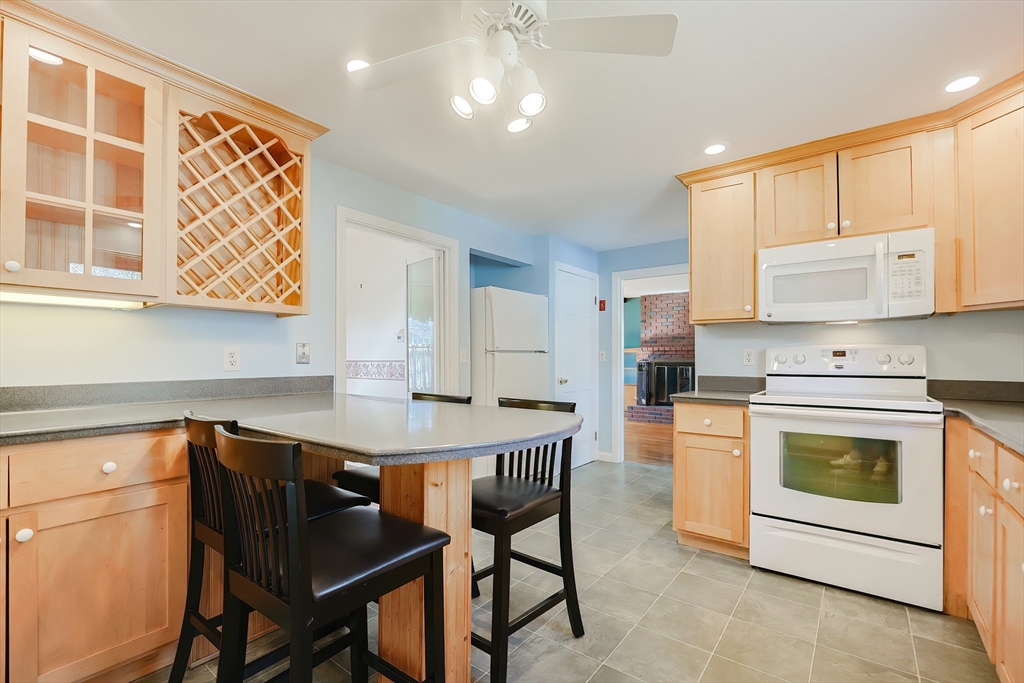 Attleboro, Massachusetts 02703, United States, 4 Bedrooms Bedrooms, ,2 BathroomsBathrooms,Residential,Active,96439