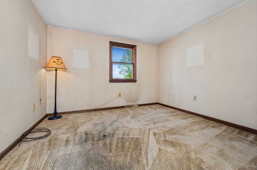 Billerica, Massachusetts 01821, United States, 3 Bedrooms Bedrooms, ,1 BathroomBathrooms,Residential,Pending,131329