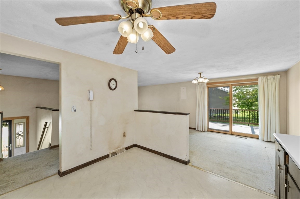 Billerica, Massachusetts 01821, United States, 3 Bedrooms Bedrooms, ,1 BathroomBathrooms,Residential,Pending,131329