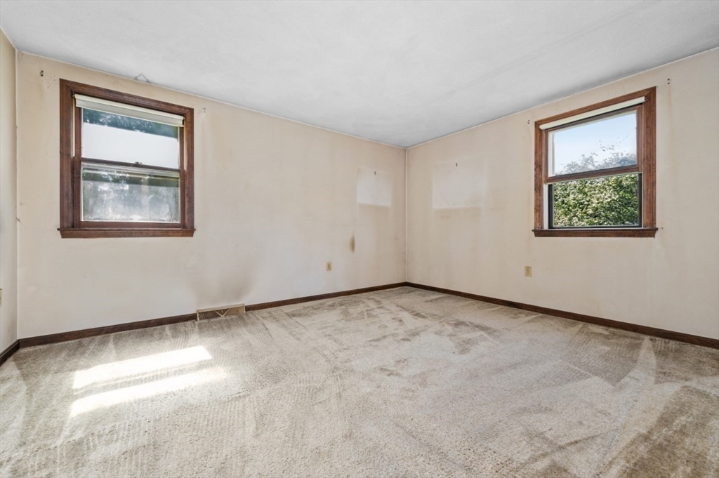 Billerica, Massachusetts 01821, United States, 3 Bedrooms Bedrooms, ,1 BathroomBathrooms,Residential,Pending,131329