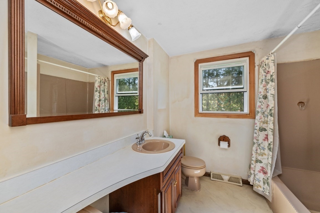 Billerica, Massachusetts 01821, United States, 3 Bedrooms Bedrooms, ,1 BathroomBathrooms,Residential,Pending,131329