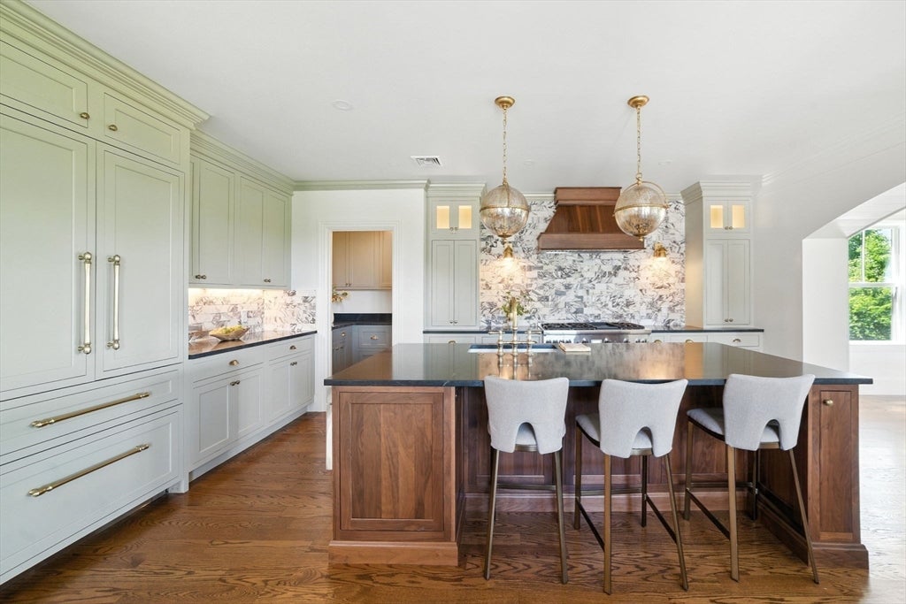 197 Winchester St # 1, Brookline, MA, 02446, USA, 4 Bedrooms Bedrooms, ,4 BathroomsBathrooms,Condo,Contingent,197 Winchester St # 1,73493723