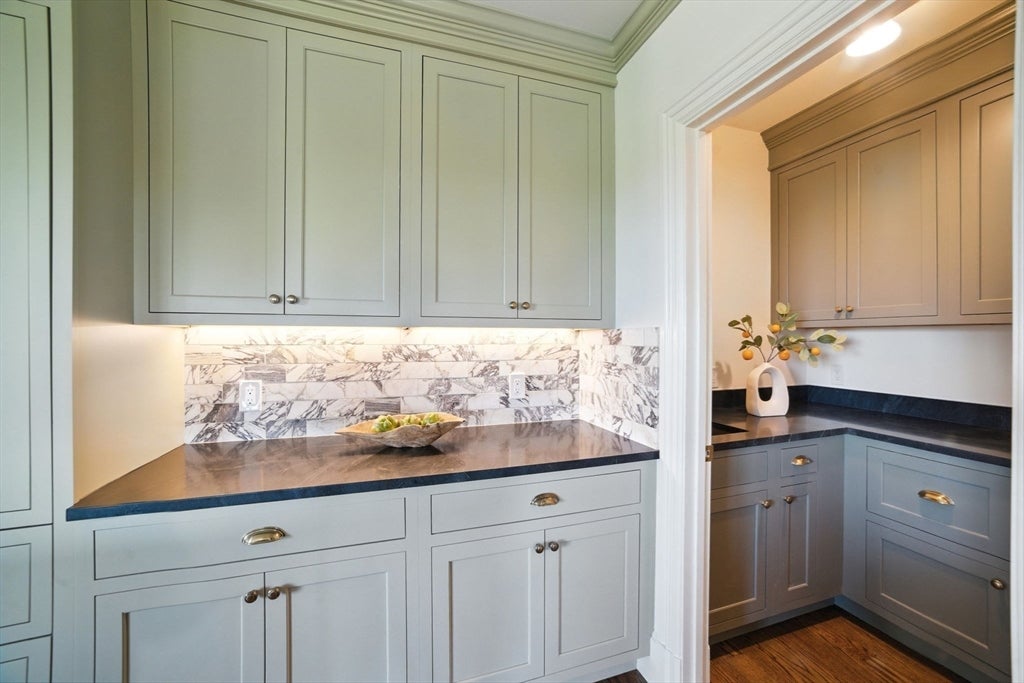 197 Winchester St # 1, Brookline, MA, 02446, USA, 4 Bedrooms Bedrooms, ,4 BathroomsBathrooms,Condo,Contingent,197 Winchester St # 1,73493723