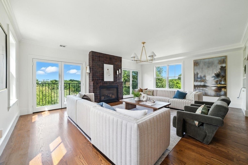 197 Winchester St # 1, Brookline, MA, 02446, USA, 4 Bedrooms Bedrooms, ,4 BathroomsBathrooms,Condo,Contingent,197 Winchester St # 1,73493723