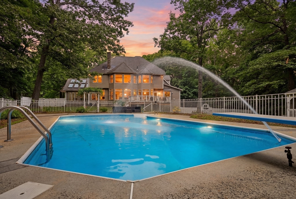 4 Iroquois Ln