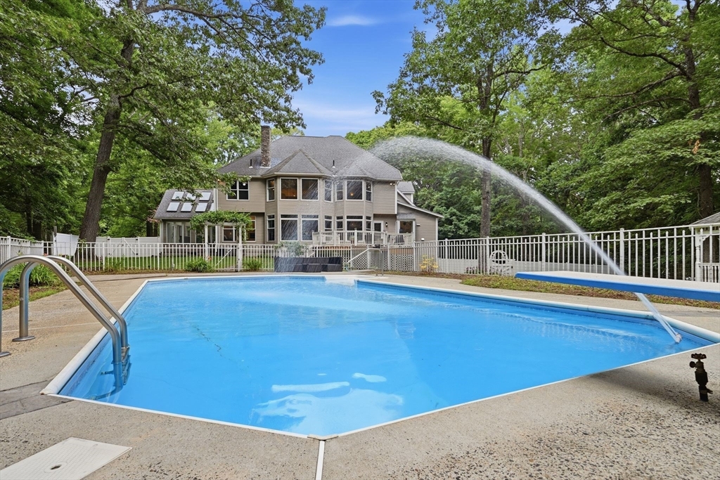 4 Iroquois Ln