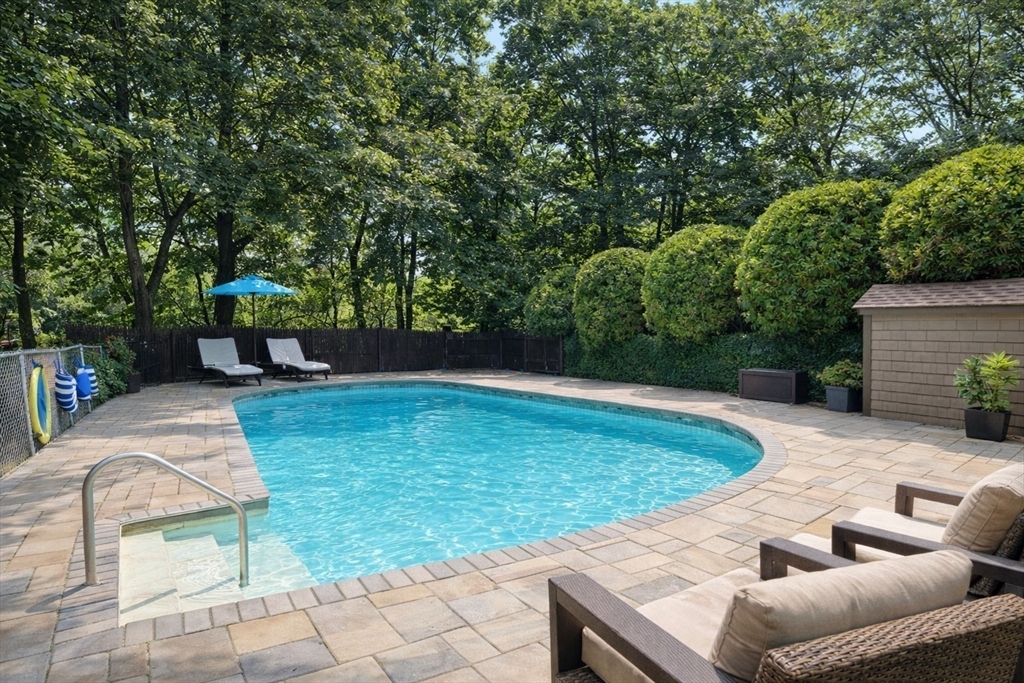 10 Stonewood Dr